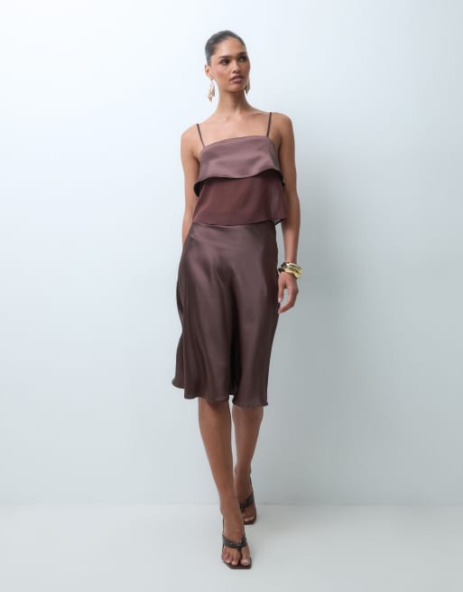 The Frolic - Colección exclusiva - Conjunto marrón chocolate de falda midi y top de tirantes con volantes de satén y chifón, 3 de 3