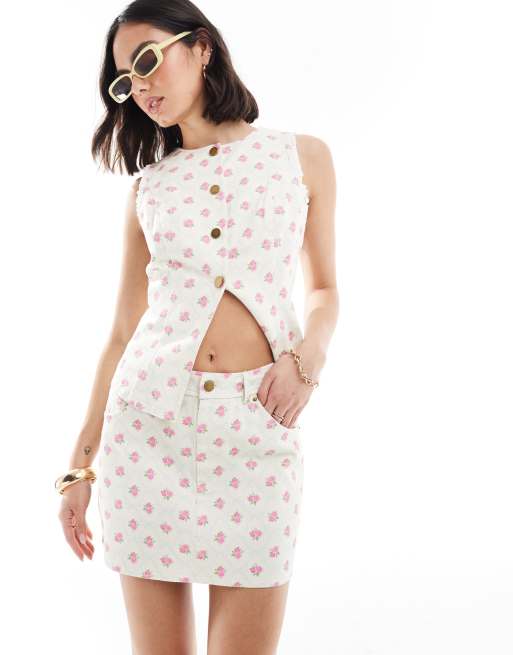 The Frolic - Coordinato con gilet con bottoni e minigonna color panna a fiorellini