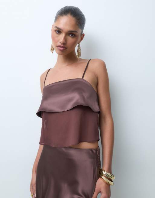 The Frolic - Chokoladebrunt sæt med cami-top med flæser og midinederdel i satin-chiffon - Kun hos ASOS, 2 af 3