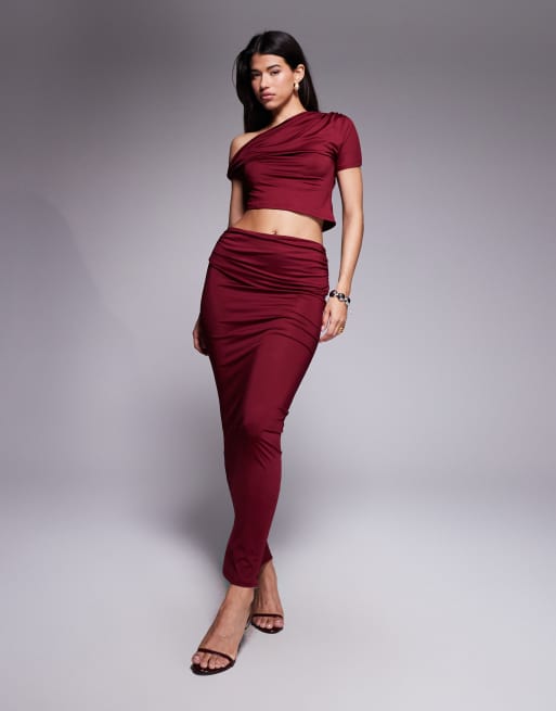 The Frolic - Exclusive - Asymmetrische crop top van gladde gelaagde stof met blote schouder en gedraaid detail en maxi rok, co-ord set in bordeauxrood