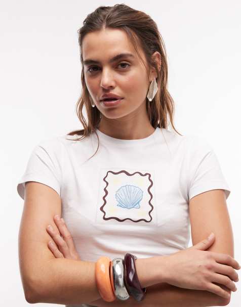 The Frolic Exclusive – Biały krótki i obcisły T-shirt z grafiką z muszlą z przodu - view 1