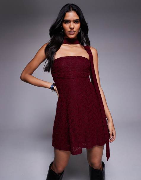 The Frolic Exclusive – Bordowa koronkowa sukienka mini z marszczeniem, dekoltem bandeau z szalem i zwiewnym dołem - view 1