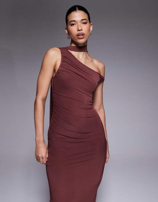 The Frolic Exclusive – Brązowa opinająca sukienka maxi o kroju bodycon z odkrytym ramieniem i szalikiem na szyi