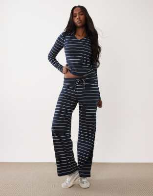 -            Frolic exclusive  -  -