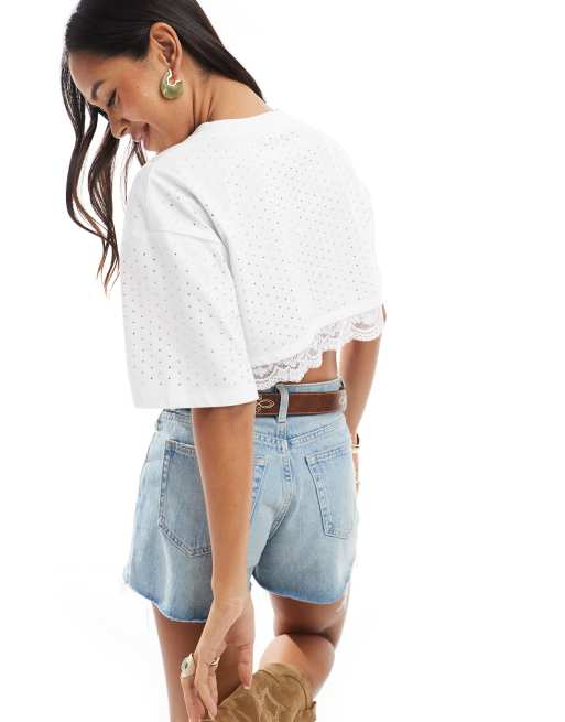 The Frolic – Exclusive – Cropped-Top in Weiß mit Oversize-Passform, Spitzendetails und Strassverzierung    , 2 von 4