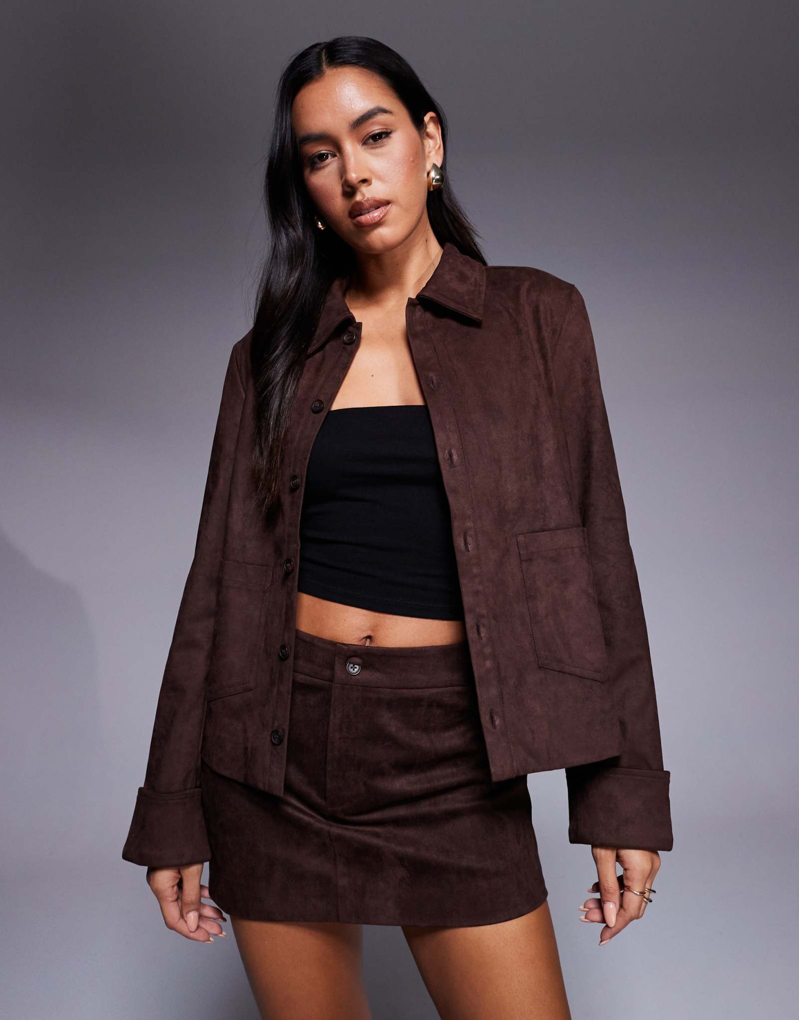 Эксклюзивный жакет с карманами спереди и широкими манжетами из искусственной замши Frolic шоколадного цвета - часть комплекта