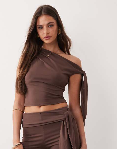The Frolic - Exclusive - Gladde top met asymmetrische schouder en gedrapeerde zijkant in chocoladebruin, deel van co-ord set - view 1