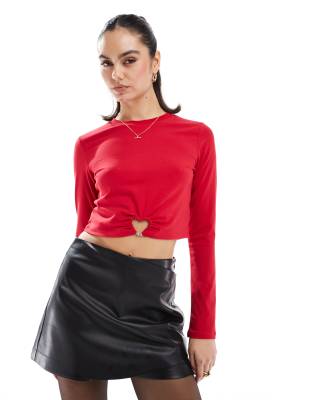 THE FROLIC EXCLUSIVE HEART HARDWARE CUT-OUT DETAIL LONG SLEEVE CROP TOP IN RED