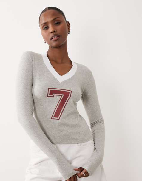 The Frolic - Exclusive - Katoenrijke top met lange mouwen, V-hals met contrasterende rand en grafische varsity-cijferprint in grijs - view 1