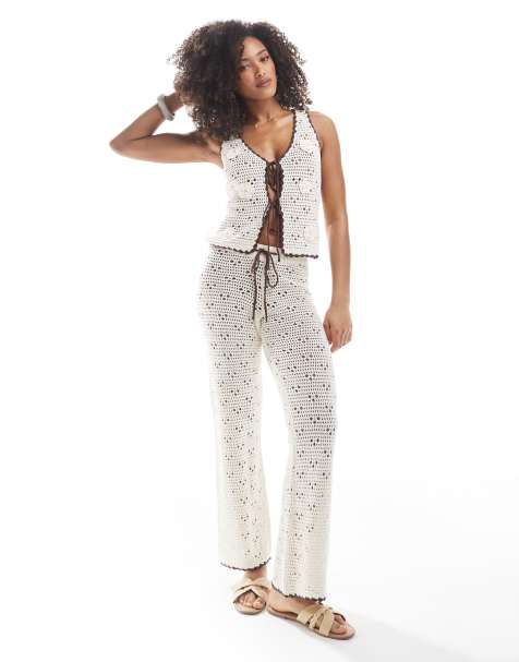 The Frolic Exclusive – Kremowe spodnie plażowe z szerokimi nogawkami, z szydełkowanej dzianiny, z kontrastowym sznurkiem ściągającym, część zestawu - view 1