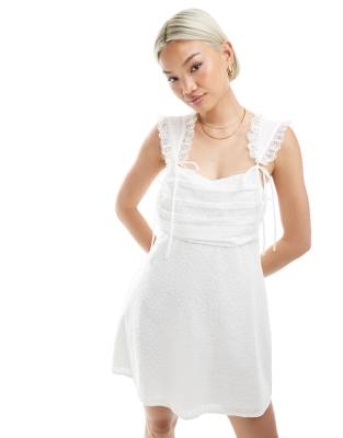 The Frolic - Exclusive - Minikleid in Weiß mit Spitzensaum, geraffter Brustpartie und Schleifendetail