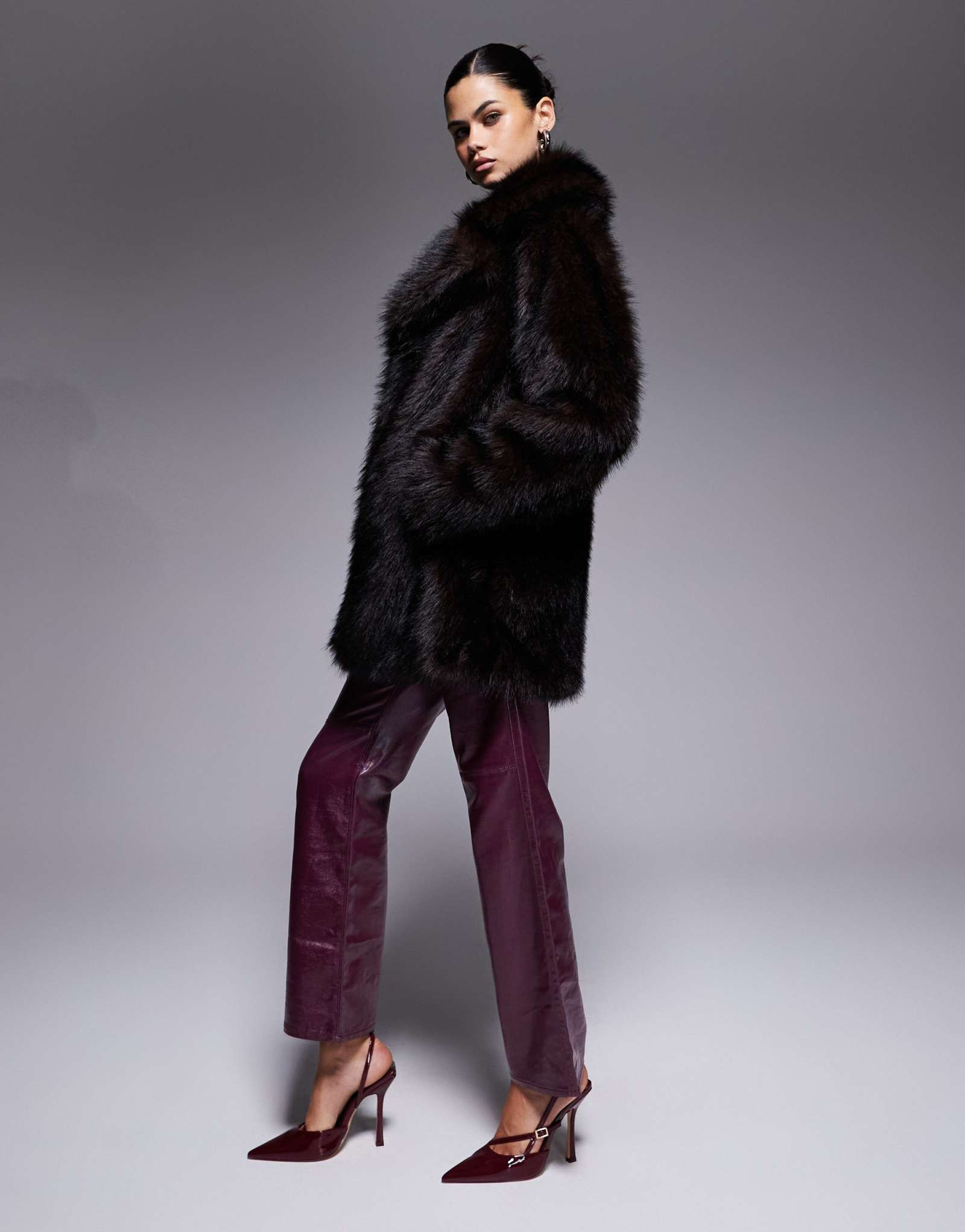 Эксклюзивная коричневая куртка из искусственного меха с объемным воротником Frolic exclusive коричневого цвета