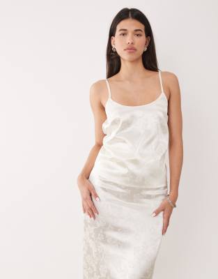The Frolic Exclusive Satin Floral Jacquard Scoop Neck Cami Top In White
