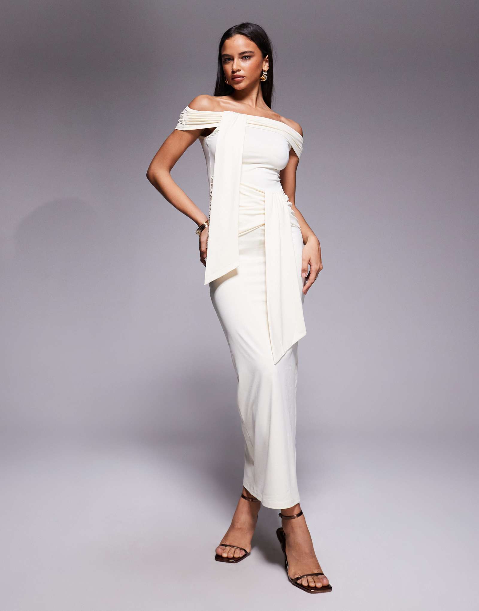 Эксклюзивное облегающее платье макси с драпировкой от Frolic кремового цвета