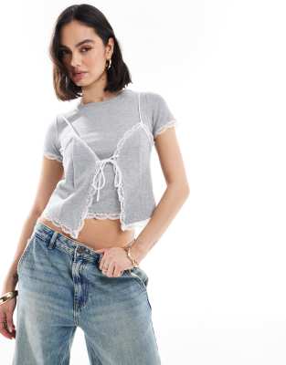 The Frolic - Exclusive - T-Shirt mit Camisole-Top darüber in Hellgrau mit Spitzenbesatz