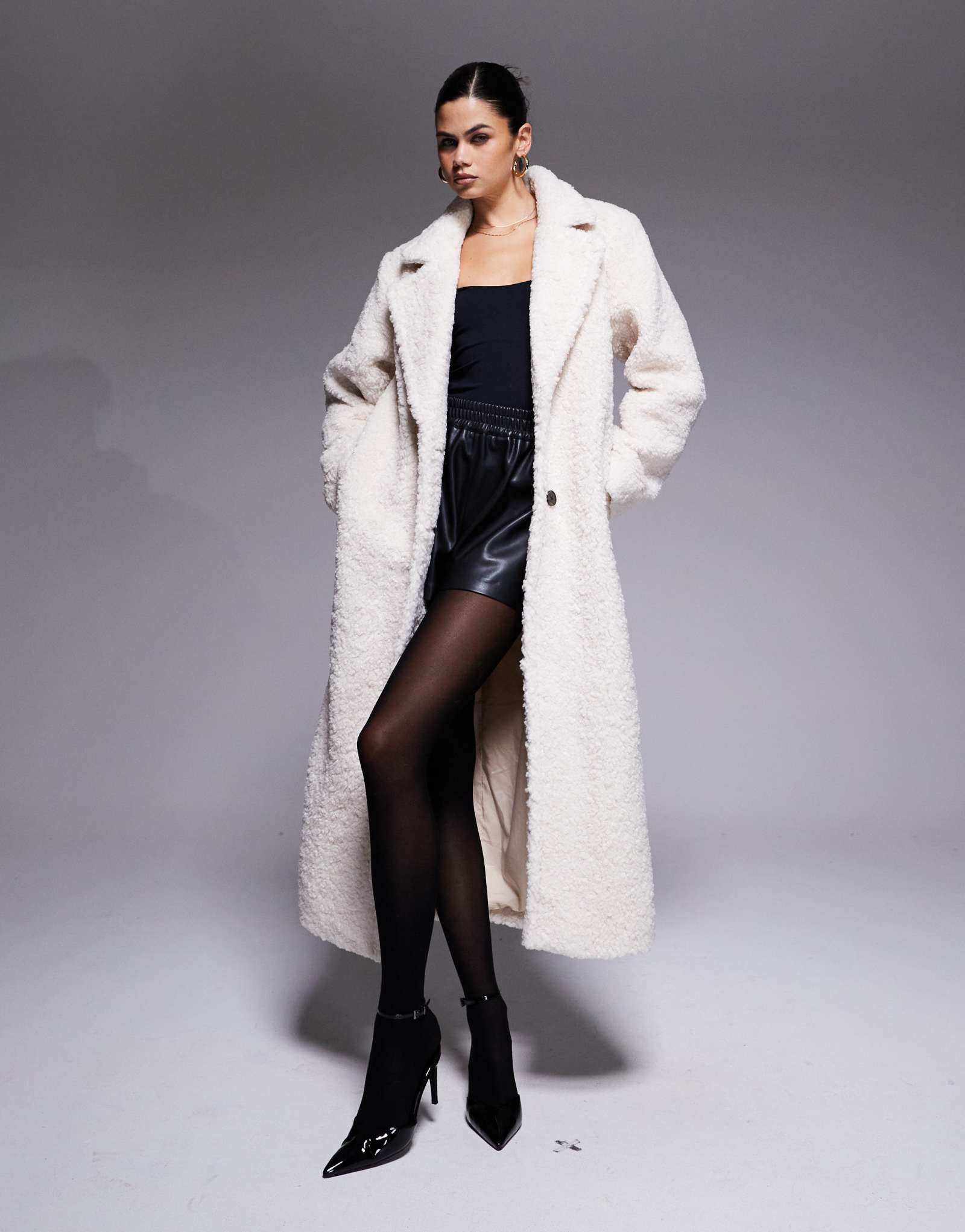 Эксклюзивное макси-пальто с плюшевым воротником Frolic кремового цвета