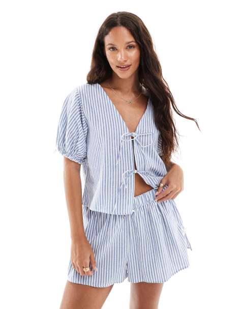 The Frolic Exclusive – Wiązany z przodu top od piżamy z bufkami w niebiesko-białe paski, część zestawu - view 1