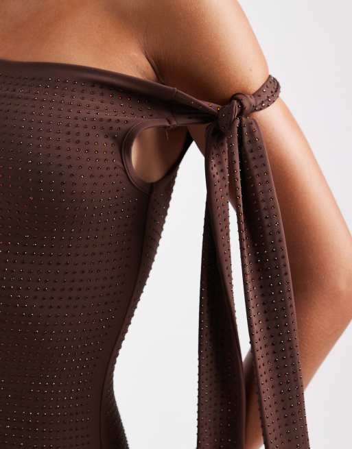 The Frolic – Exclusive – Zdobiona strasami czekoladowa sukienka mini bodycon z odsłoniętym ramieniem i wiązanym ramiączkiem, 3 z 4