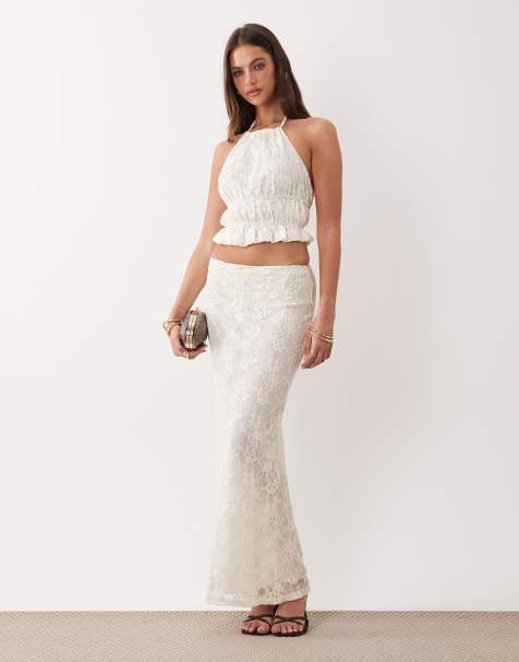 The Frolic - Exclusives - Co-ord set van kanten top met halternek, gesmokt detail en open achterkant en maxirok in wit - view 1