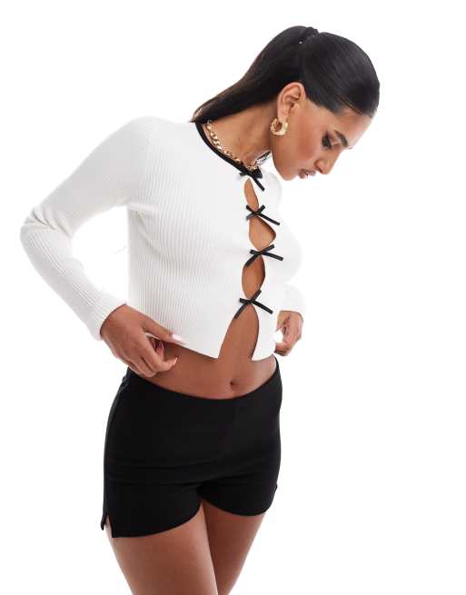 The Frolic - Exclusives - Geribbeld cropped vest met strikjes in crème 