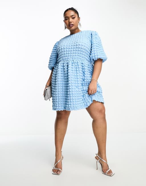 The Frolic - Exclusives - Plus - Mini jurk met bubbeltextuur en gestrikte achterkant in blauw   