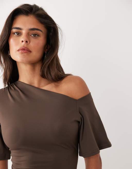 The Frolic exclusivité robe courte asymétrique à épaules dénudées, drapée sur le côté, couleur chocolat, 4 de 4