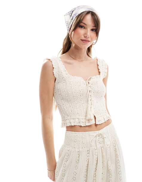 The Frolic – Exklusiv – Gesmoktes Cropped Top in Creme mit Lochstickerei und Quasten-Schnürdetail, Kombiteil - view 1