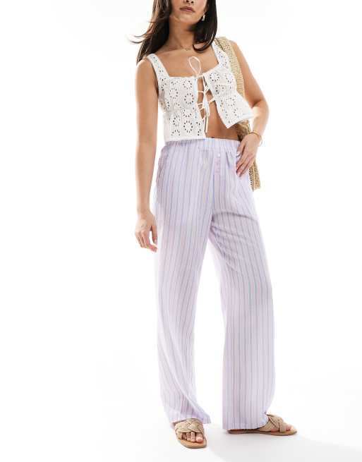 The Frolic – Exklusiv – Gestreifte, strukturierte Strandhose in Rosa und Blau mit Boxershorts-Bund und weitem Bein    