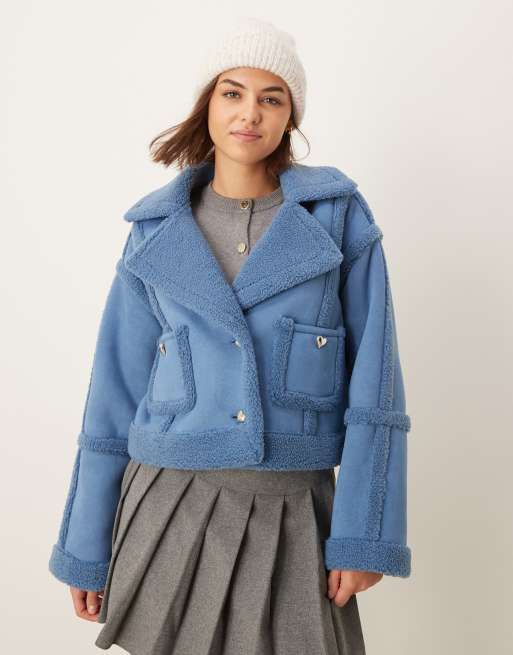 The Frolic Exklusiv – Jacke in Blau mit goldfarbenen Herzknöpfen und Besatz aus Lammfellimitat 