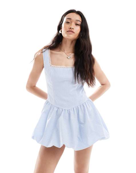 The Frolic Exklusiv – Minikleid in blau gestreift mit eckigem Ausschnitt, Spitzenbesatz und Ballonsaum - view 1