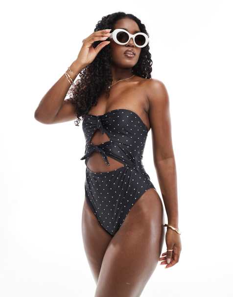 The Frolic – Exklusiv – Trägerloser Badeanzug in Schwarz mit Punkten, Cut-Outs und Knoten-Details vorn - view 1