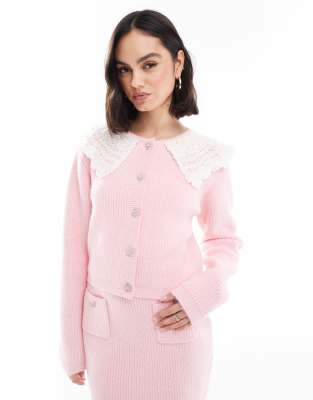 The Frolic - Exklusive, flauschige Strickjacke in Rosa mit gehäkeltem Kragen und Strassknöpfen, Kombiteil