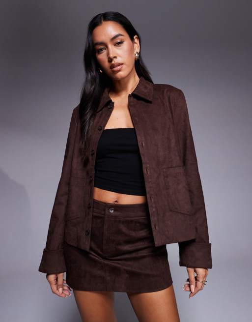 The Frolic – Exklusive Jacke aus Wildlederimitat in Schokobraun mit Tasche vorne und breiten Manschetten, Kombiteil