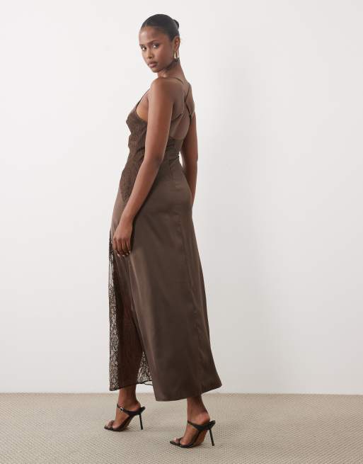 The Frolic exklusive Satin-Camisole-Maxikleid mit Spitzendetail in Schokobraun, 3 von 4