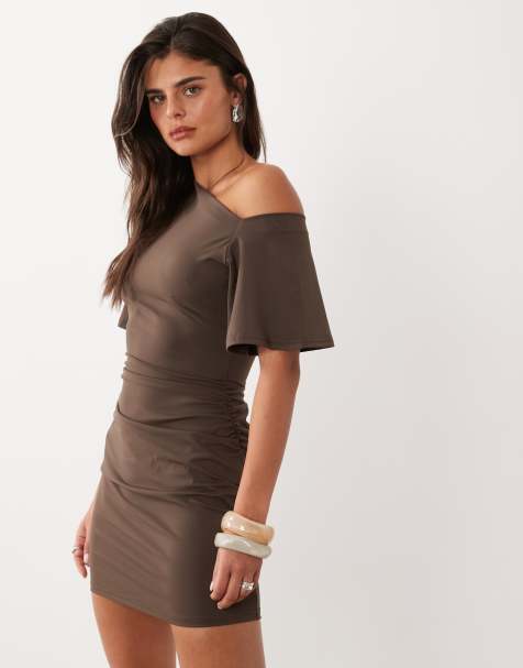 The Frolic exklusive schmale asymmetrische One-Shoulder-Minikleid mit Raffungen an der Seite in Schokobraun - view 1