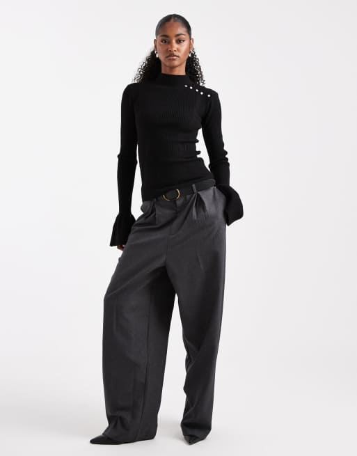 The Frolic – Exklusiver, gerippter Strickpullover in Schwarz mit Perlendetail und ausgestellten Ärmeln, 2 von 4