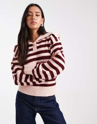 The Frolic - Exklusiver, gestreifter Pullover in Burgunderrot und Rosa mit Rüschen, Oversize-Kragen und Knopfleiste