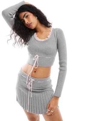 The Frolic - Exklusiver verkürzter Pullover in Grau mit Spitzenbesatz, Schnürdetail und U-Ausschnitt, Kombiteil