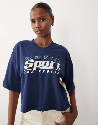 Exklusives Cropped-Fußballtrikot in Marineblau mit V-Ausschnitt, Print vorne und kontrastierendem Besatz in Gelb Marineblau 34