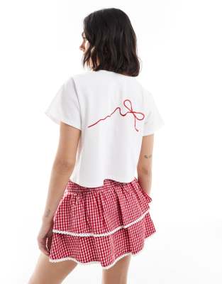 The Frolic - Exklusives Cropped T-Shirt in Weiß mit Schleifenstickerei, Kombiteil