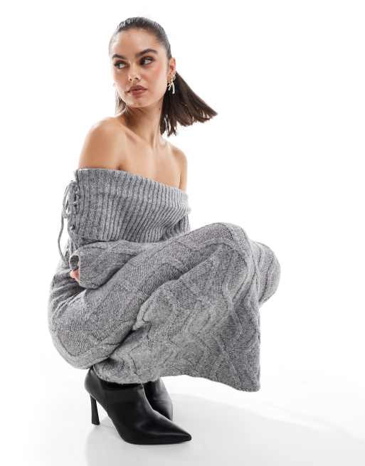 The Frolic – Exklusives, gestricktes Maxi-Pulloverkleid in Grau mit Zopfmuster und Carmen-Ausschnitt , 3 von 4