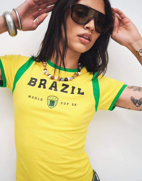 The Frolic – Exklusives, knapp geschnittenes Fußball-T-Shirt in Gelb und Grün mit „Brazil“-Grafikprint und hohem Baumwollanteil - view 1