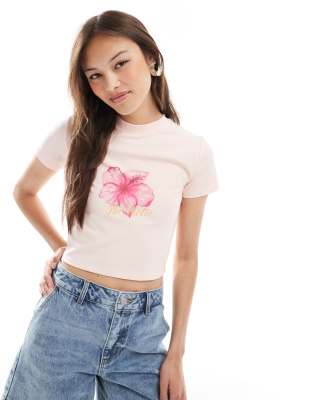 The Frolic - Exklusives, knapp geschnittenes T-Shirt in Rosa mit Hibiskus-Logoprint