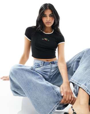 The Frolic - Exklusives, knapp geschnittenes T-Shirt in Schwarz mit Kontrasteinfassungen und Erdbeer-Motiv