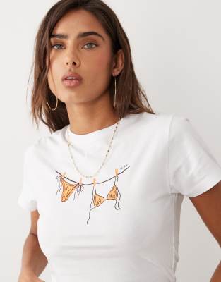 Exklusives, knapp geschnittenes T-Shirt in Weiß mit Bikini-Grafik auf der Vorderseite Weiß S