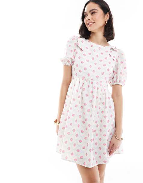 The Frolic – Exklusives Mini-Hängerkleid in Cremeweiß mit Blümchenmuster, Puffärmeln, Schleifendetail an den Schultern und gebundener Rückseite - view 1