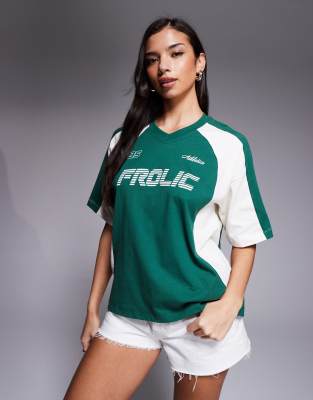 Exklusives T-Shirt im Fußballtrikot-Look in Grün und Weiß mit V-Ausschnitt und Logo vorne Grün 44