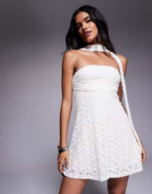 The Frolic - Exklusives, trägerloses Minikleid aus Spitze in Cremeweiß mit schwingendem Saum, geraffter Brustpartie und ...
