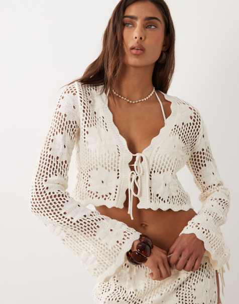 The Frolic – Exklusives, vorne gebundenes, langärmliges Cropped-Strandoberteil aus Häkelstrick in Creme mit Blumenmuster, Kombiteil - view 1