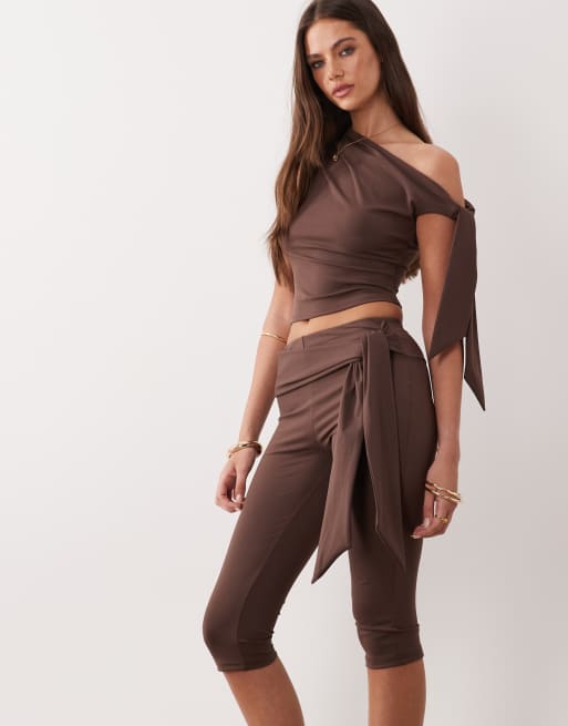The Frolic – Chokladbrunt set med capribyxor och åtsmitande topp med asymmetriska axlar och drapering i sidan, exklusivt hos ASOS, 3 av 3